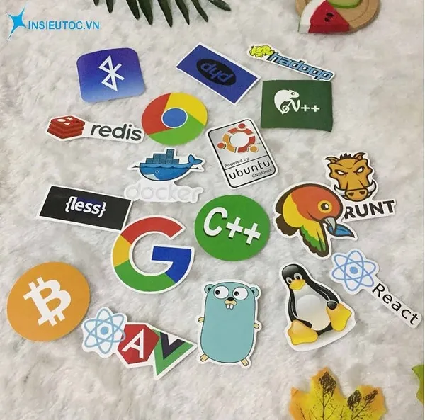 Tờ giấy với nhiều mẫu sticker tự làm đã hoàn thành