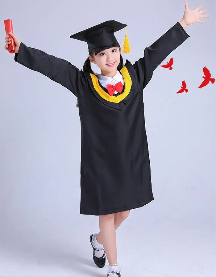 Học sinh, sinh viên trong lễ phục tốt nghiệp