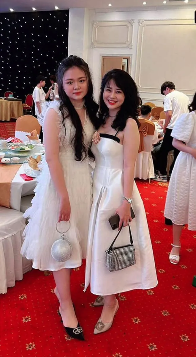 Mẹ 8X nhiều lần bị nhận nhầm là bạn hoặc chị gái của con.