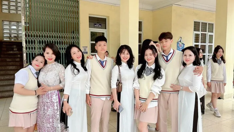 Chị Vân Anh (đứng giữa) tham gia lễ tri ân của con gái 15 tuổi.