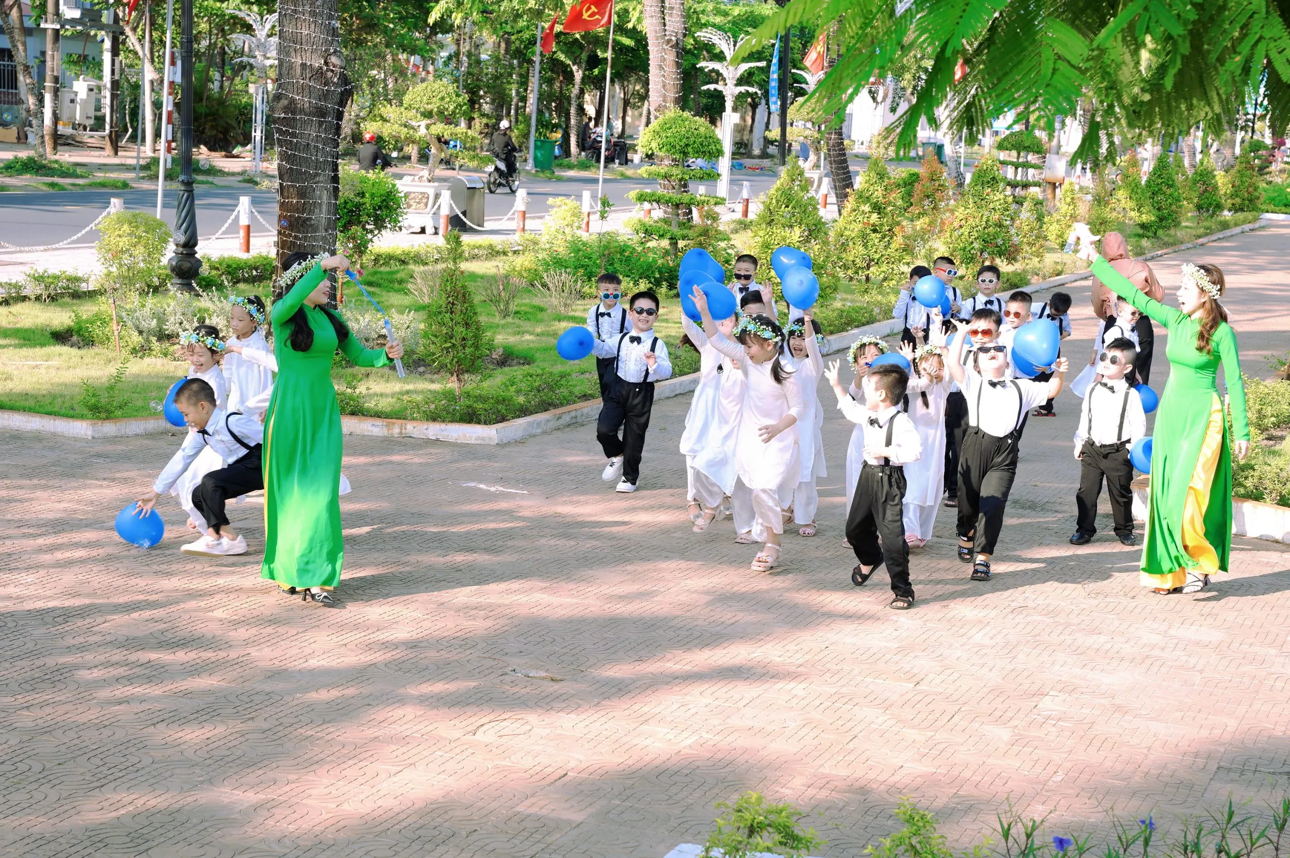 Các bé mầm non trong trang phục kỷ yếu