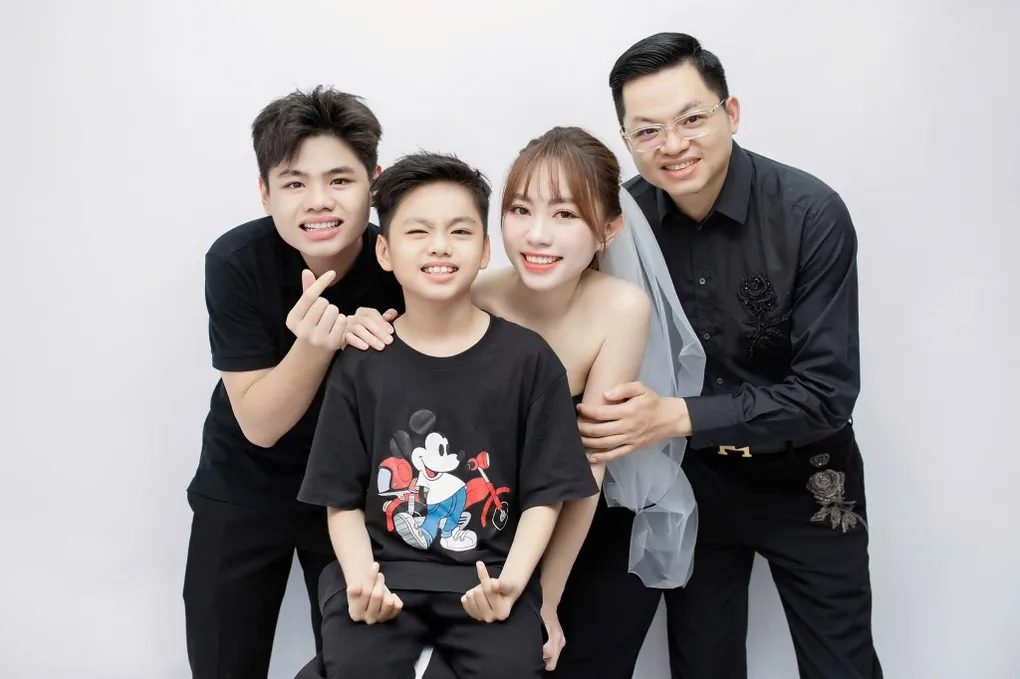 Khoảnh khắc gia đình 4 người đầy yêu thương của chị Quỳnh Ngọc