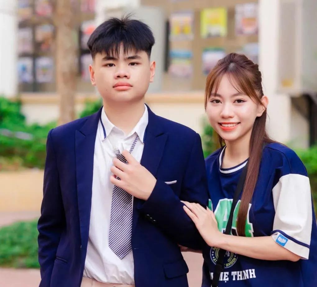 Mẹ Quỳnh Ngọc trẻ trung chụp ảnh kỷ yếu cùng con trai tại Hà Nội