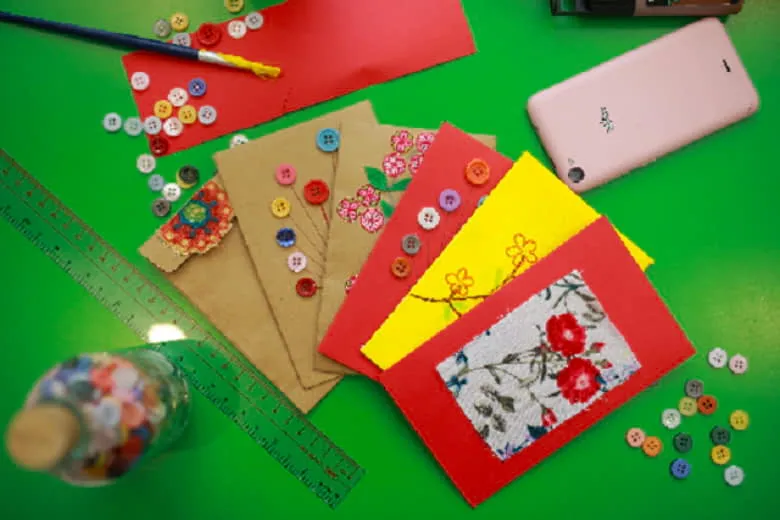 Dụng cụ và giấy màu cho bao lì xì trang trí Origami