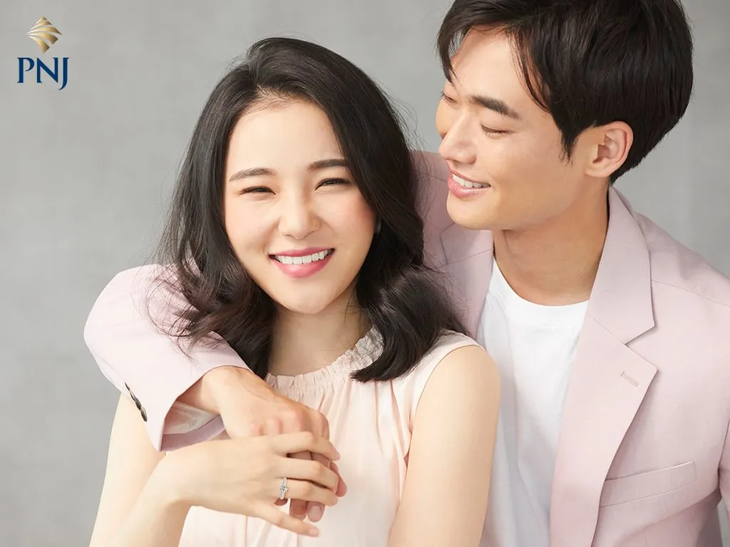 Cặp đôi trao nhau nụ cười hạnh phúc trong buổi lễ báo hỷ ấm cúng, thông báo tin vui kết hôn