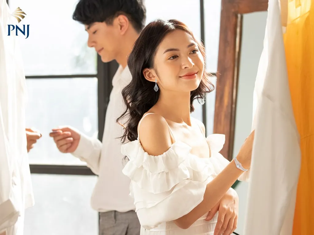 Chú rể mặc suit lịch lãm, cô dâu diện váy trắng tinh khôi trong trang phục cho lễ báo hỷ