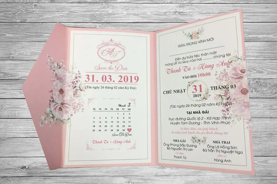 Thiệp cưới nhà gái với thông tin gia đình cô dâu bên trái và chi tiết buổi tiệc