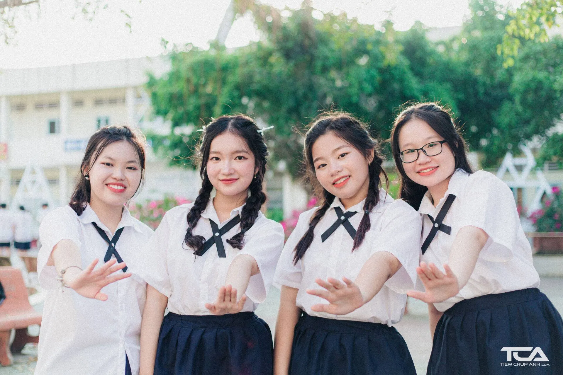 chụp ảnh nhóm 3 người lầy