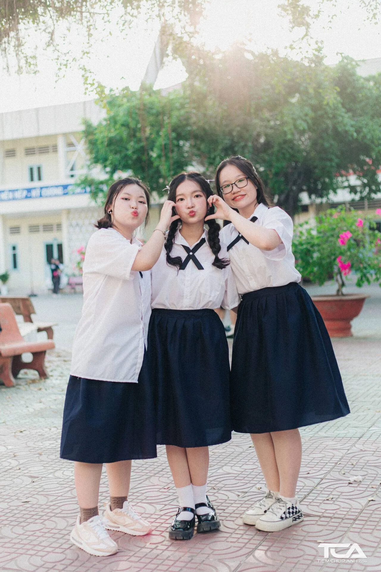 tạo dáng chụp ảnh 3 người