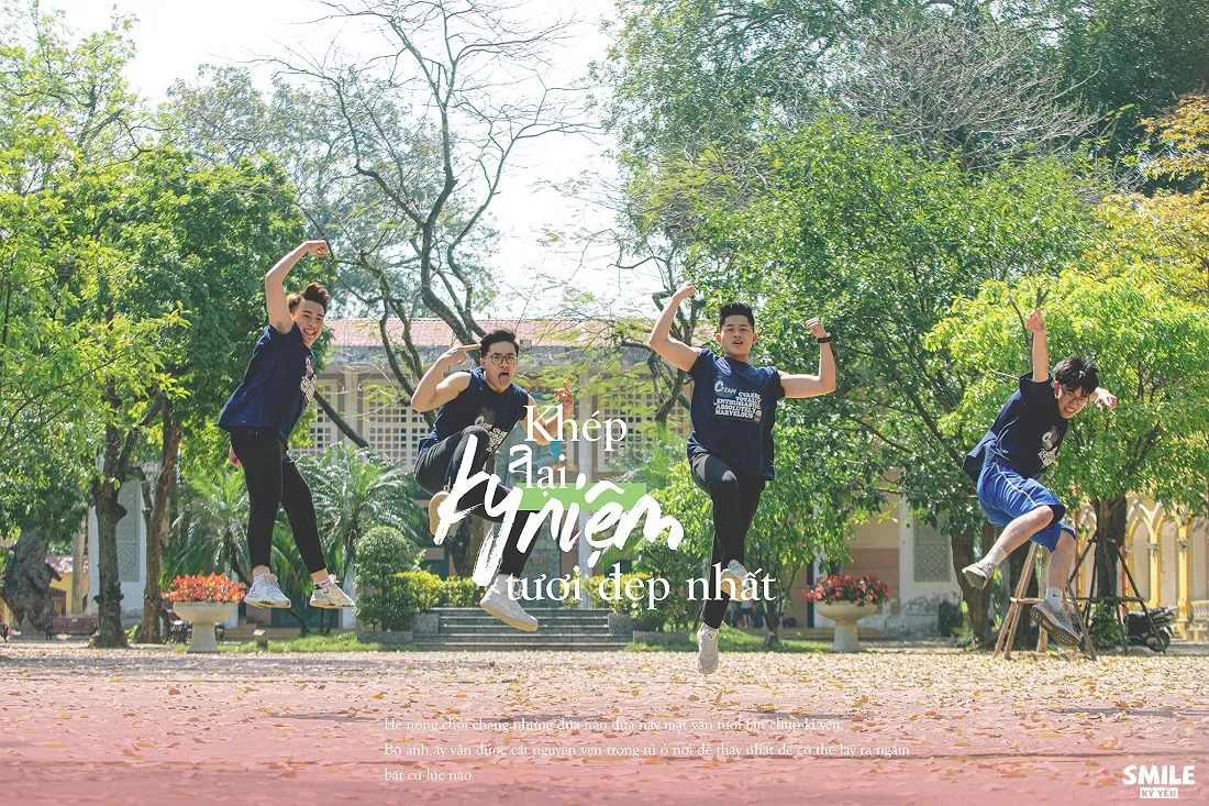 Nam sinh tạo dáng dang tay đầy phóng khoáng chụp ảnh kỷ yếu