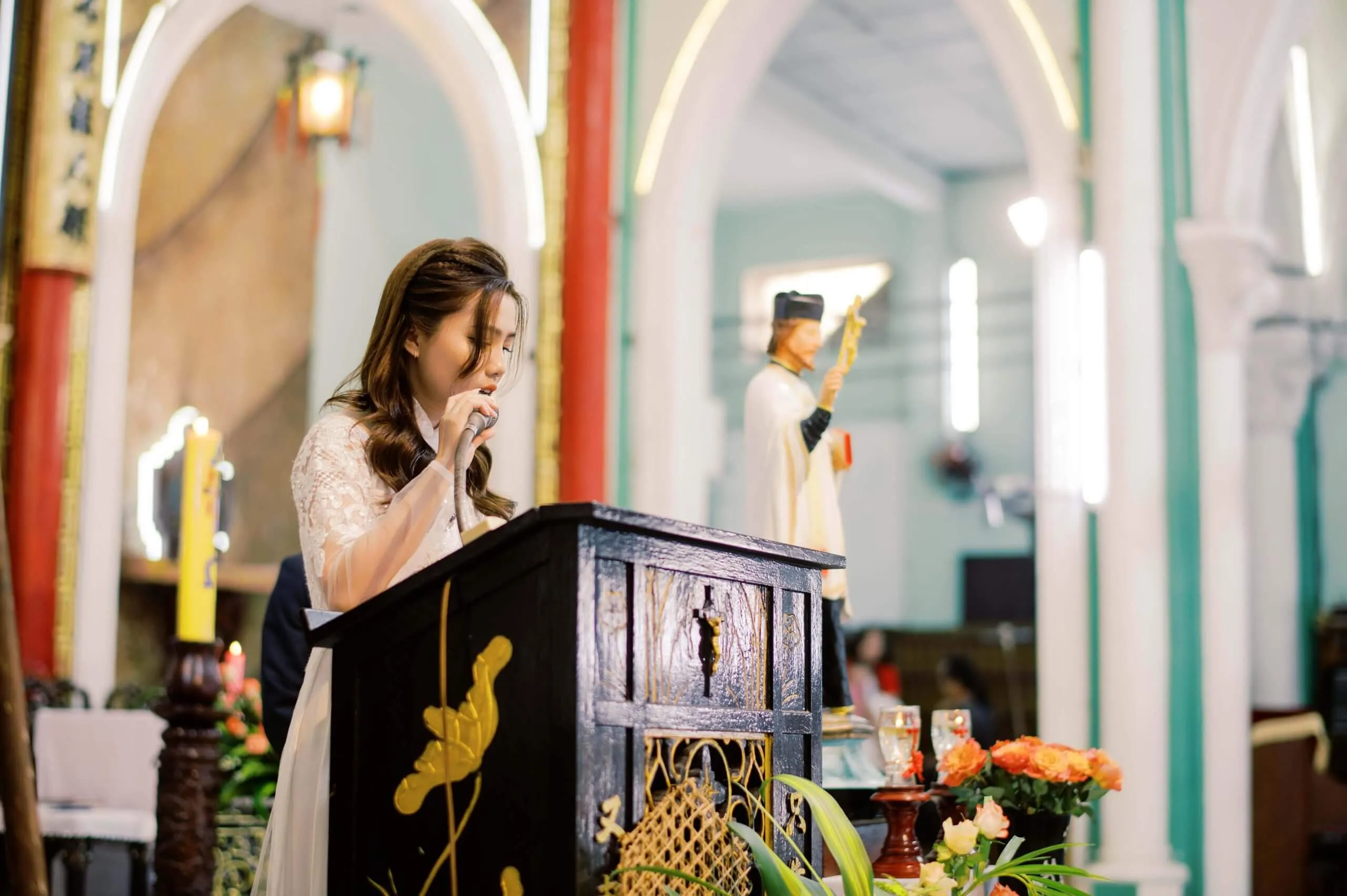 Ảnh chân dung tự nhiên của cặp đôi trong ngày cưới