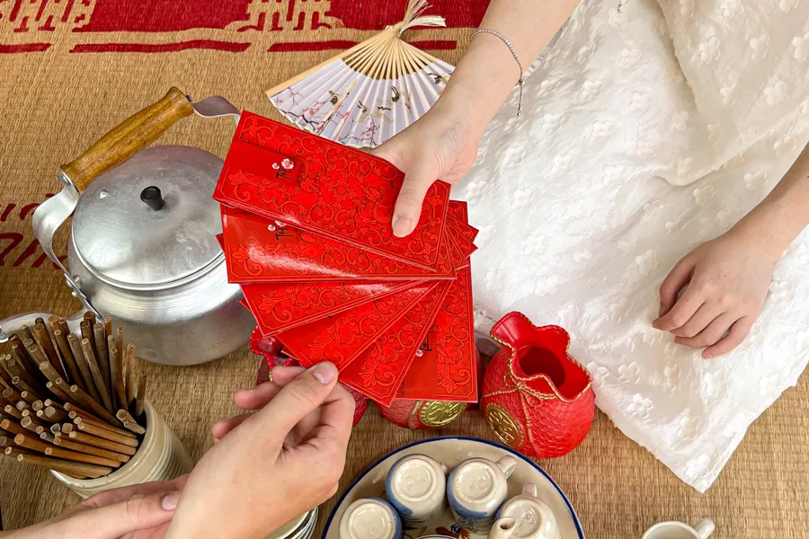 Cận cảnh chất liệu giấy và bề mặt vỏ bao lì xì 3D TAYTA Tết 2025