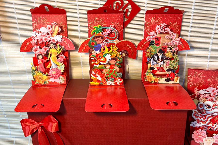 Cảnh popup sống động bên trong bao lì xì 3D TAYTA với hình ảnh Ông Đồ, bánh chưng, áo dài, chợ hoa ngày Tết