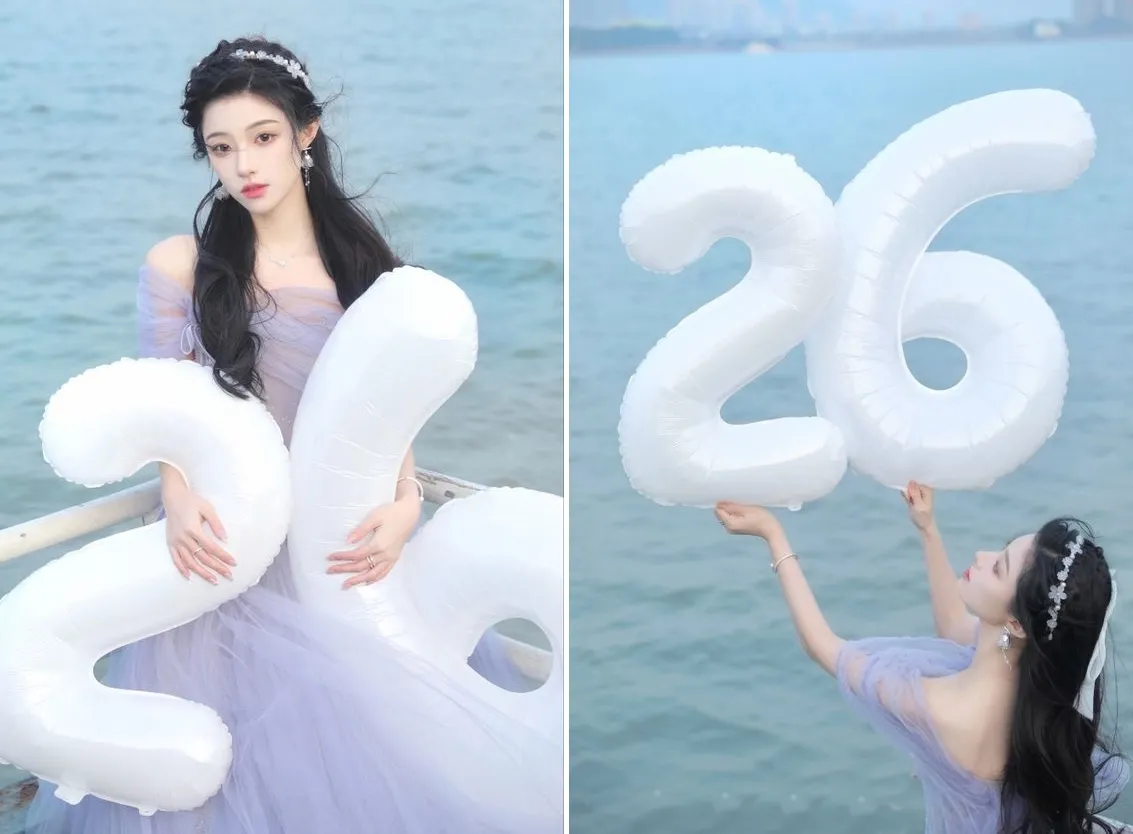 Bạn có thể đứng bên cạnh bóng bay, tạo dáng ôm hoặc chơi đùa với bóng bay để người chụp bắt trọn những khoảnh khắc vui vẻ