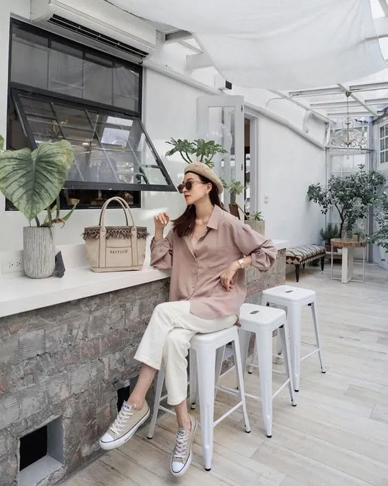 Cô gái ngồi trên bậc thang bắt chéo chân