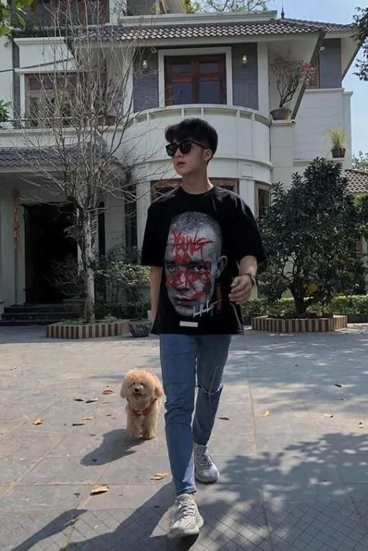 Chàng trai bước đi trên đường ray tàu tạo dáng