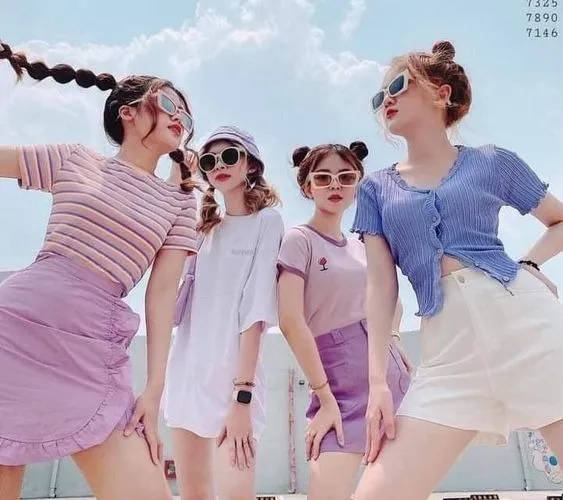 Cô gái ngồi trên bậc thang đá nhìn xuống