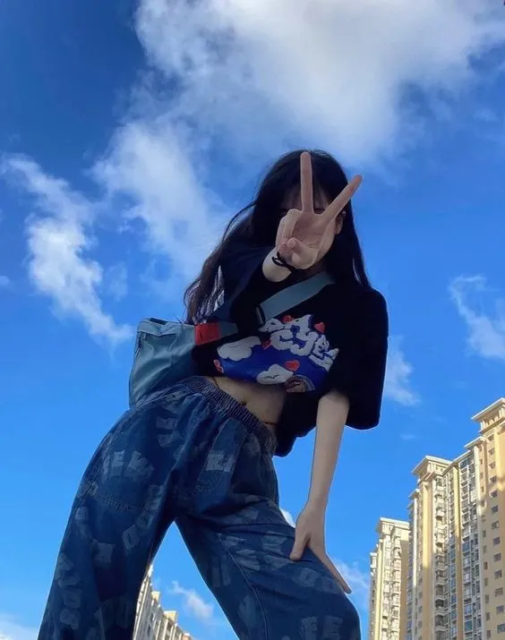 Cô gái dùng tay che mắt dưới ánh nắng