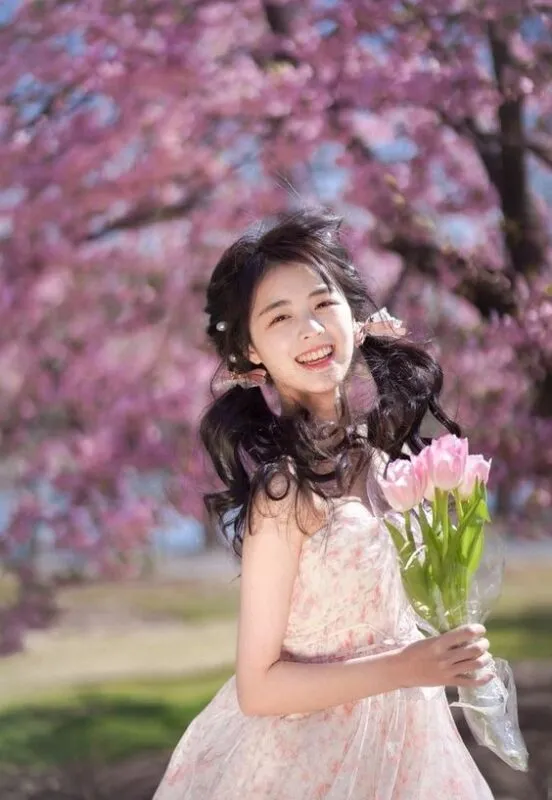 Cô gái mặc váy trắng tạo dáng giữa cánh đồng hoa