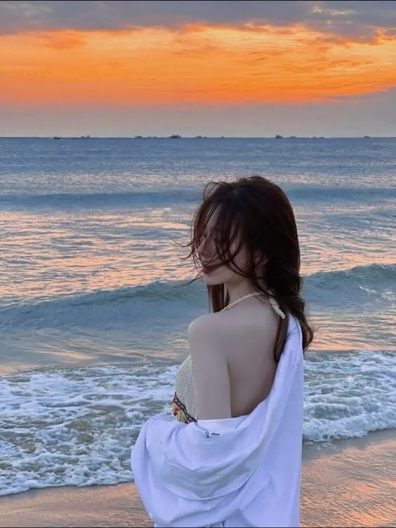 Cô gái quay lưng nhìn ra biển