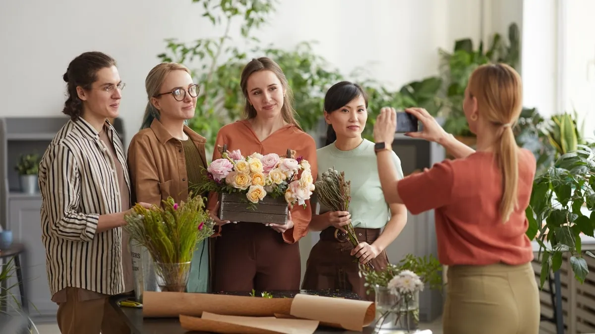 Nhóm bạn trẻ chụp ảnh tập thể ngoài trời, lưu ý bối cảnh và trang phục.