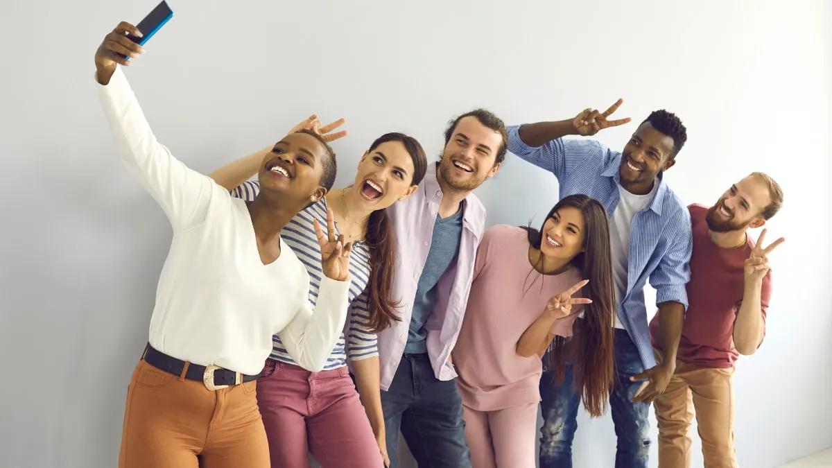 Chụp ảnh selfie nhóm đông người với kiểu &quot;Say Hi&quot;, giơ tay chào.