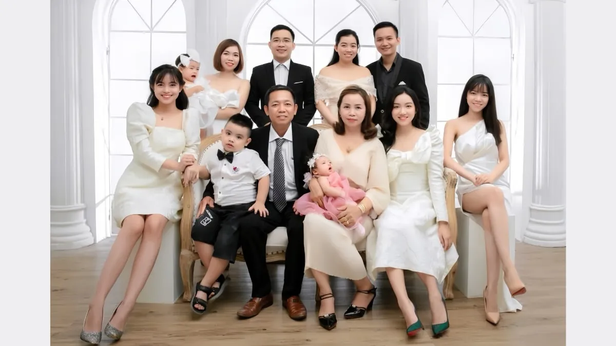 Ảnh tập thể gia đình hoặc công ty với bố cục đứng ngồi trang trọng, nghiêm túc.