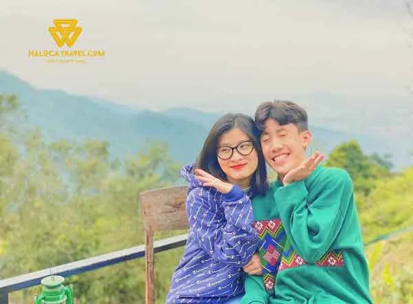 Cặp đôi tạo dáng ngộ nghĩnh cùng nhau chụp ảnh
