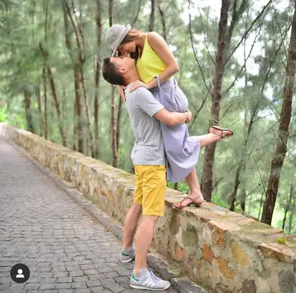 Tạo dáng ôm và hôn nhau khi chụp ảnh đôi