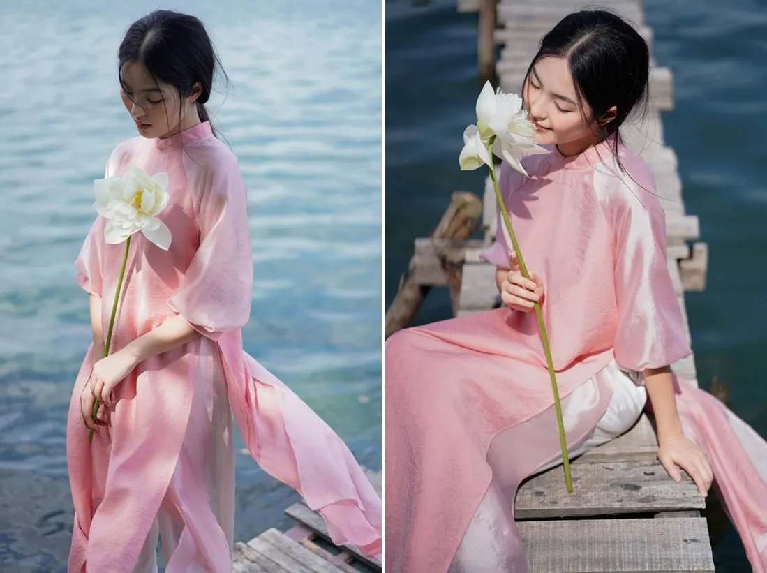 Tạo dáng với áo dài và hoa sen