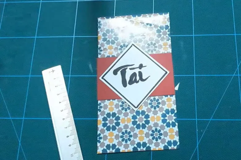 Thành phẩm bao lì xì tự làm với giấy hoa văn và dải trang trí