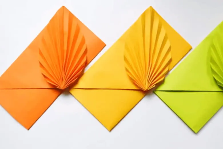Thành phẩm bao lì xì trang trí các hình gấp giấy Origami như hoa đào, lá