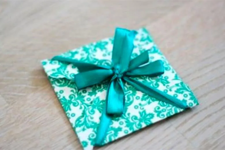 Thành phẩm bao lì xì độc đáo được buộc bằng dây ruy băng