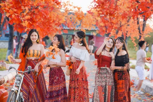 Khung cảnh lãng mạn với hàng cây phong lá đỏ tại vườn hoa Long Biên