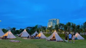 Hình ảnh nhiều lều trại được dựng sẵn trong khu cắm trại