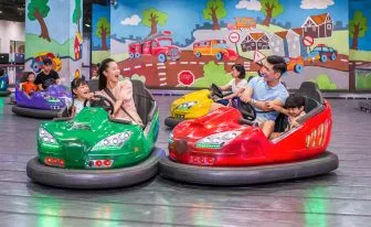Hình ảnh trẻ em đang vui chơi trong khu giải trí trong nhà