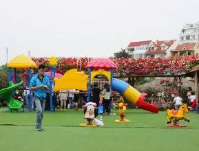 Hình ảnh khu vui chơi trẻ em có cầu trượt và bãi cát
