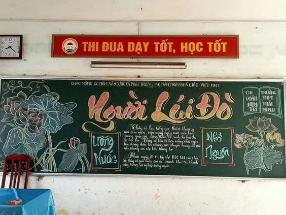 Bảng lớp kỷ yếu với lời tri ân và hình vẽ trang trí đơn giản mà ý nghĩa