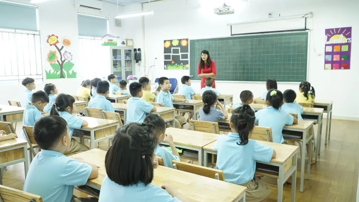 Trang trí lớp học tiểu học đẹp với bảng tin