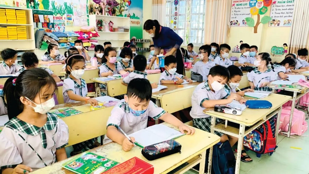 Trang trí lớp học tiểu học nhiều màu sắc và sinh động