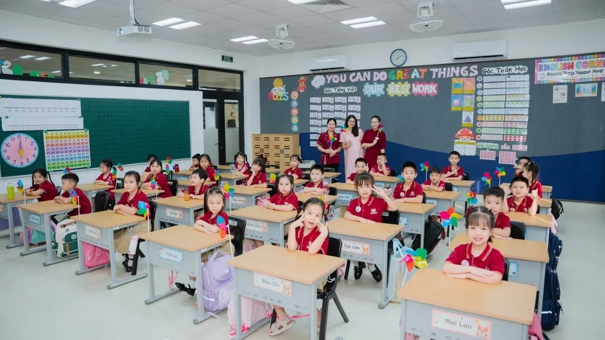 Mẫu trang trí lớp học tiểu học dễ thương và sáng tạo