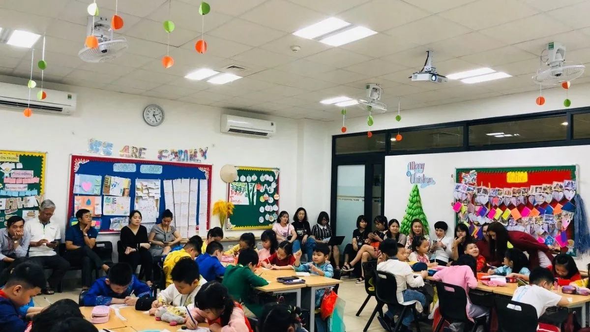 Mô hình trang trí lớp học tiểu học với chủ đề khám phá