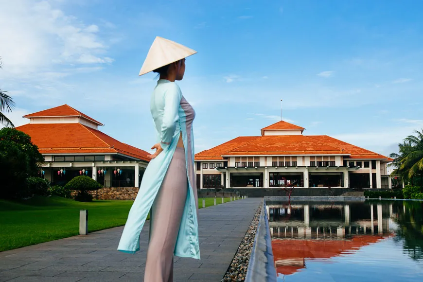 Các kiểu áo dài hiện đại với cổ thuyền và ống tay ngắn