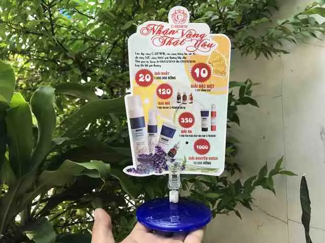 Mẫu wobbler để bàn có chân đế vững chắc, phù hợp đặt tại quầy.