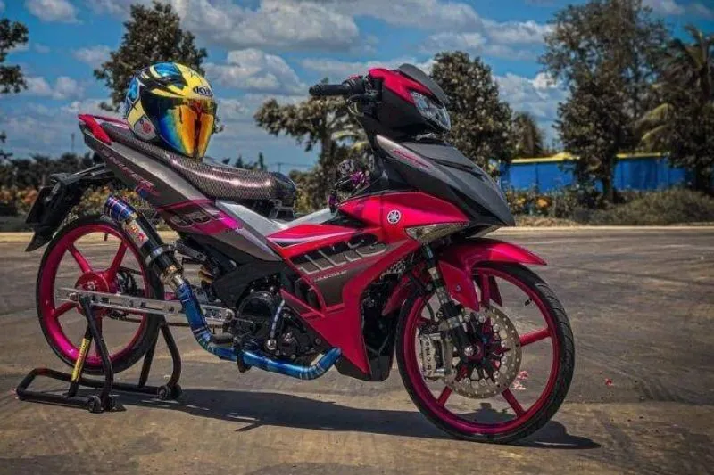 Ảnh xe máy đẹp với hình dáng độc nhất vô nhị trên đường phố