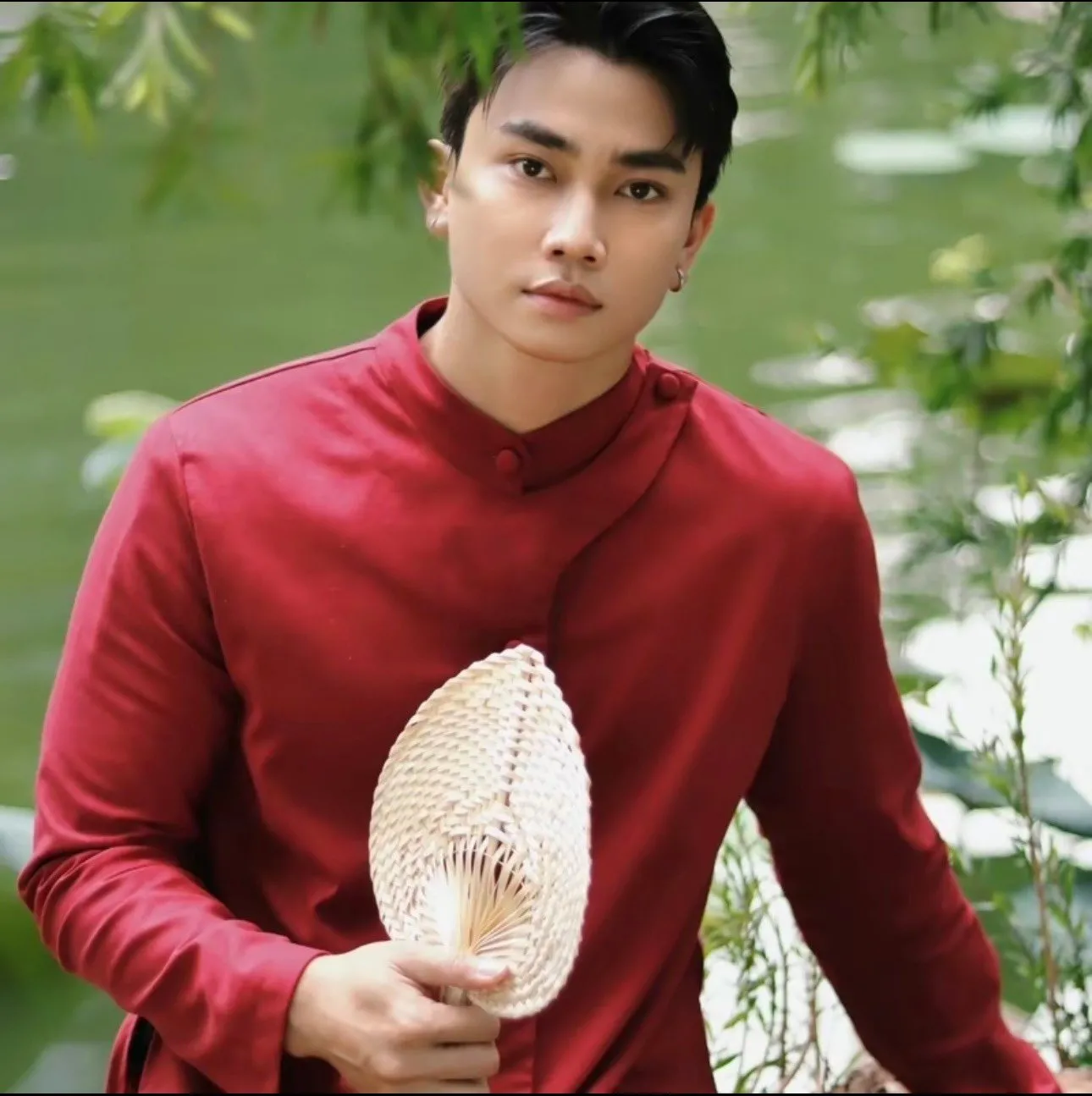 Áo dài nam đỏ truyền thống cho dịp lễ