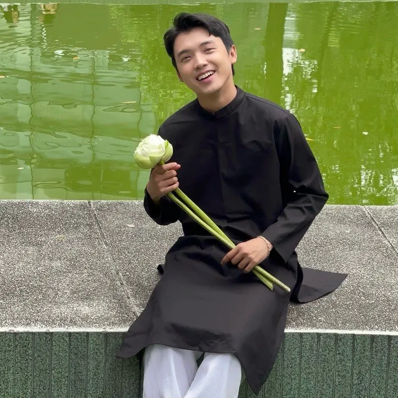 Áo dài nam đen thêu họa tiết vàng sang trọng
