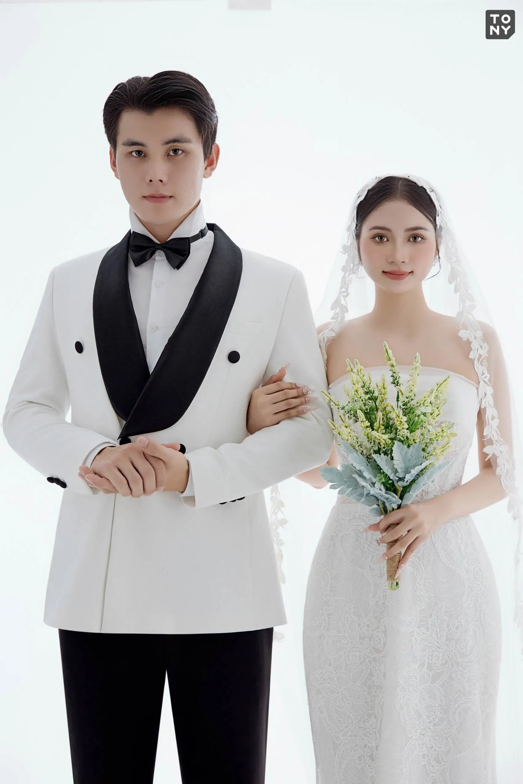 Ảnh chụp cặp đôi trong bối cảnh studio Hàn Quốc